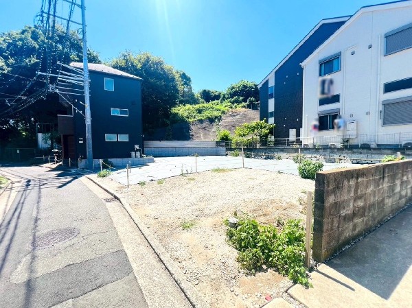 外観:前面道路は幅4ｍの公道。車通りが少なく敷地との高低差もないので、車の出入りがしやすいですね。