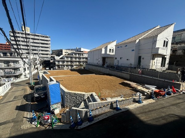 外観:前面道路は車通りの少ない道路で、小さなお子様も安心です。一段高い場所にあり眺望良好。窓からの風景に癒されます。