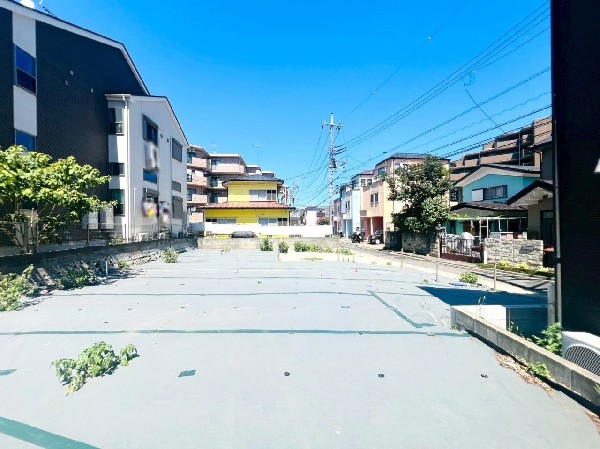 外観:緑に恵まれたエリアで、毎日のお散歩も気持ちよさそうです。自然に包まれた穏やかな暮らしができそうです。