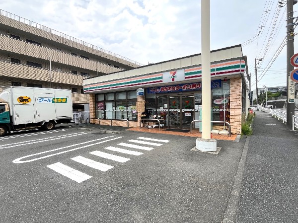 周辺環境:セブンイレブン横浜菅田町店(近所にあるだけで便利なコンビニ。暮らしに便利なサービスはもちろん、オリジナル食品も魅力的ですね。)