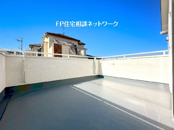 2部屋にまたがるルーフバルコニーは開放感たっぷり。BBQやお子様のプールなど多用途にお使い頂けます。