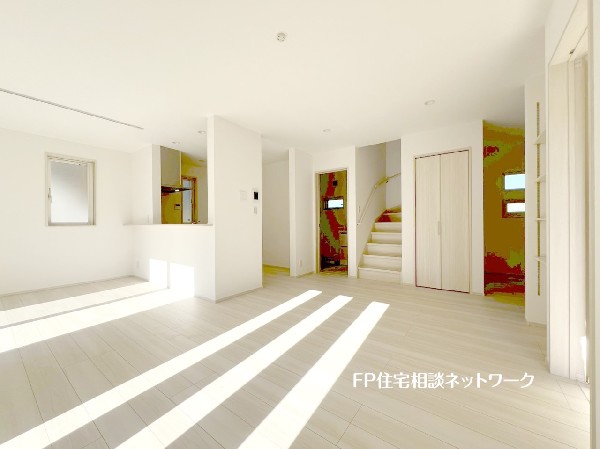 20帖のゆとりあるリビング。足元から体を温めてくれる床暖房付で家族が自然と集まるリビングになりそう。