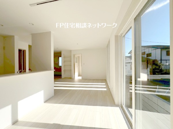 大切な家族が集まるからこそLDKにはこだわりたい。３面採光の明るいリビングで気持ちまで明るくなります