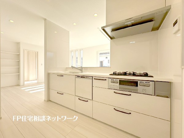 機能性とデザイン性を兼ね備えた嬉しいキッチン。食器洗乾燥機付きなので後片付け楽々。嬉しい浄水器も。