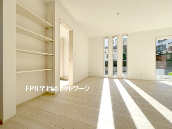 リビング内に棚板を設置。収納棚としてはもちろん、写真や小物を飾ったり、インテリアも楽しめそう。