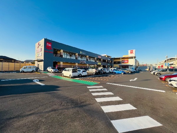 周辺環境:ベルク フォルテ横浜川和町店(スーパー、ドラッグストア、100円ショップ、無印良品、飲食店などが入った複合ショッピング施設です。)