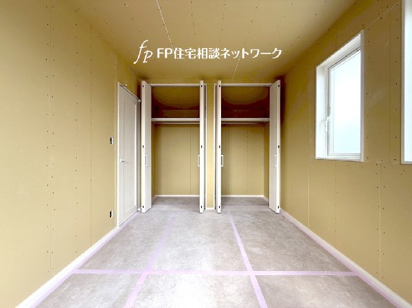 収納力が豊富な大型クローゼット。普段着やスーツはもちろんのこと、コート類などもしっかり掛けられます