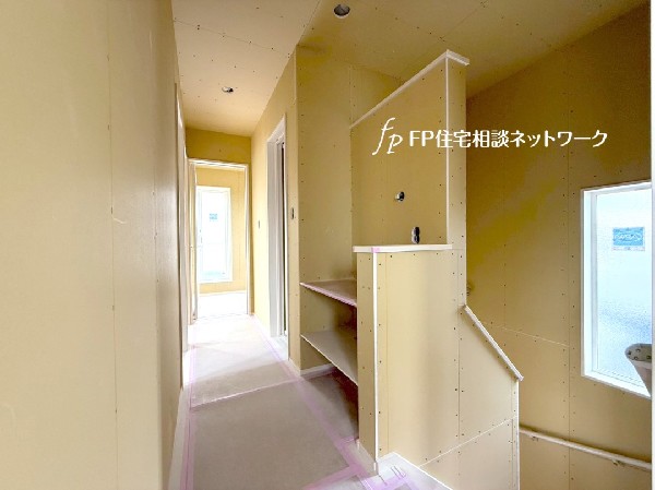 2階廊下にセカンド洗面台を設けました。トイレ後や掃除の時など、しっかり手洗いが出来るので便利です。