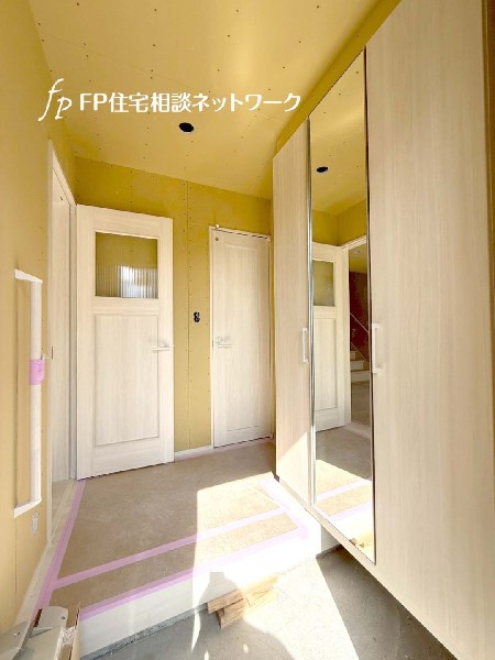 天井までの玄関収納付で、家族の履物が多くても安心。出勤前の身支度チェックに欠かせない姿見付です。