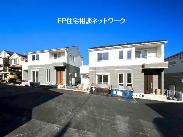 外観:幅6.5ｍの南側道路に接し、日当たり良好。北側も隣地通路部分なので、開放的で爽やかな風が通ります。