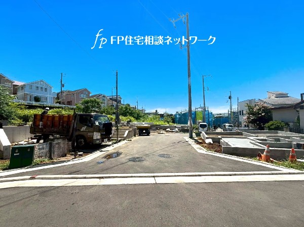 外観:多棟現場ですので、お子様の友達作りやご近所付き合いがしやすい環境です。開けた開放感溢れる立地。