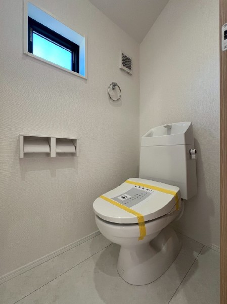 ウォシュレット、暖房便座機能付のトイレです。1階と2階の2ヶ所に設置しているので忙しい朝も便利です。