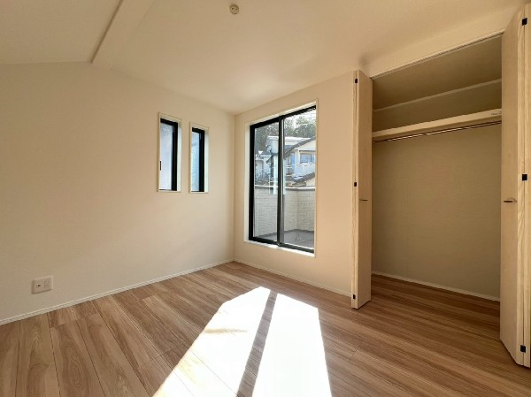 全室にクローゼットを完備しています。収納スペースを上手に使ってすっきりと快適な生活を送れます。