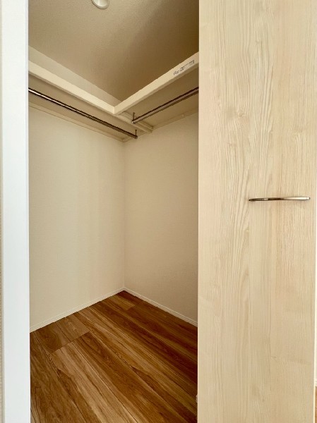 大容量のウォークインクローゼット付きなので季節物のお洋服などもきちんと収納することができます。