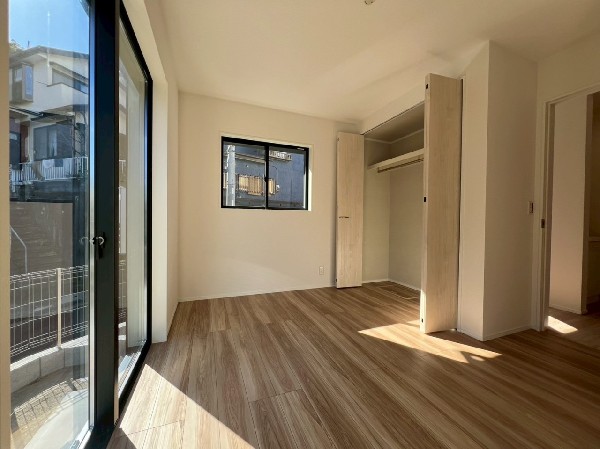 光を沢山取り込める大きな窓。日差しを長時間受ける事が出来る暖かいお部屋です。