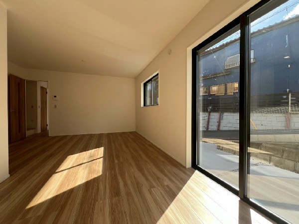 大きな窓から光が降りそそぐ開放的なリビング。自然の恵みが、快適で心地の良い空間を演出。