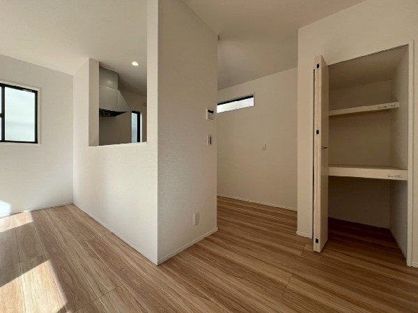 大容量のパントリー付きでキッチン用品やストック材料などが収納できます。まとめ買いの味方ですね。