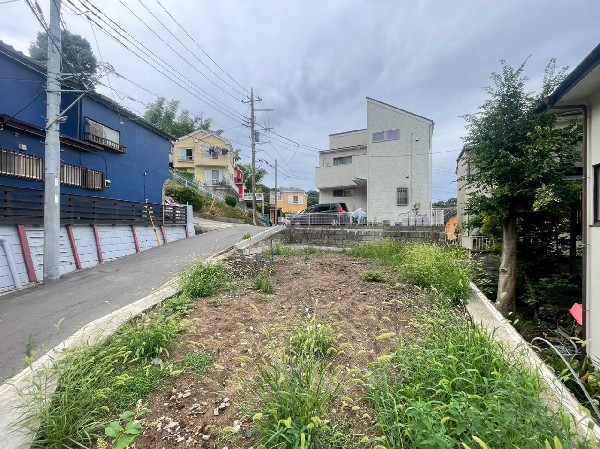 外観:前面道路は車通りの少ない道路。お車の出し入れが苦手なママや小さなお子様にも安心ですね。