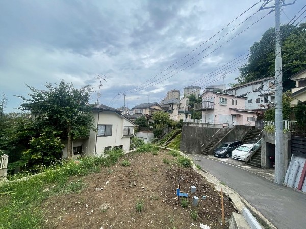 外観:一種低層住居専用地域内に位置しています。周囲には高い建物がなく、落ち着きある住宅街です。  