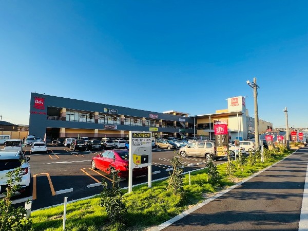 周辺環境:ベルク フォルテ横浜川和町店(スーパー、ドラッグストア、100円ショップ、無印良品、飲食店などが入った複合ショッピング施設です。)