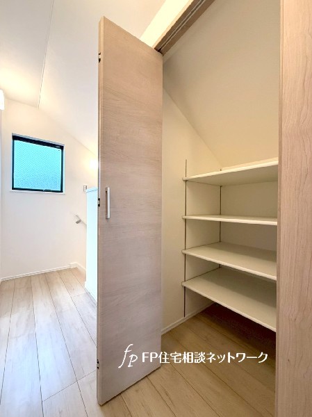 居室空間をすっきり保てる、大容量クローゼット付です。衣類だけでなく、思い出の品もたっぷり収納。