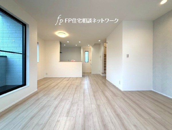 2階リビングは窓が多く日当り良好。人の目を気にせずに寛げます。窓を開ければバルコニーに繋がり開放的。