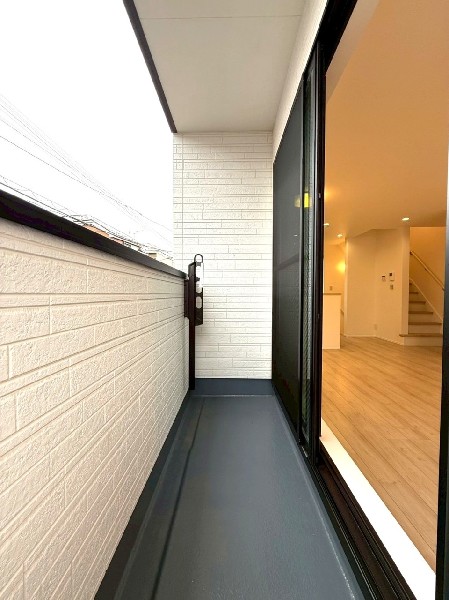 リビングに繋がる南向きバルコニー。掃き出し窓から暖かい光が入ってきて、お部屋全体が明るくなりますね。