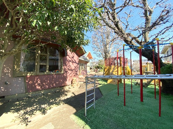 周辺環境:東寺尾幼稚園(木のぬくもりが感じられるログハウスのような園舎。木製玩具や藍染体験など自然素材に触れて育ちます。)