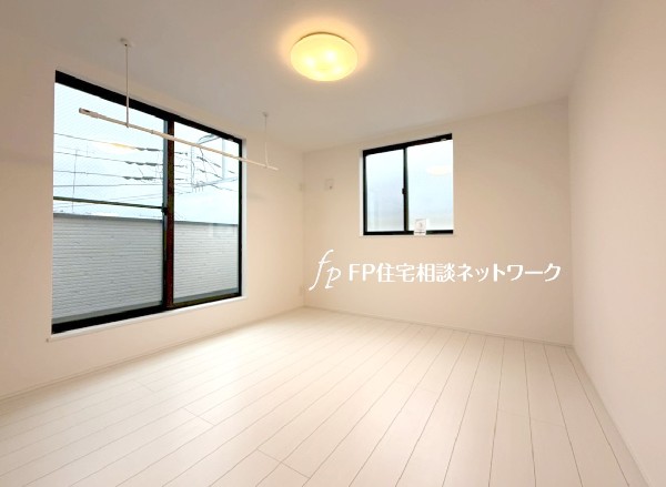 2面採光でお部屋の隅々まで明るい居室。バルコニーにも出られて、爽やかな風をたっぷりと取り込めます。