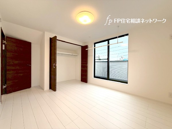 光を取り込みやすい2面採光の居室は日当たり良好。クローゼット完備で収納スペースも充分です。