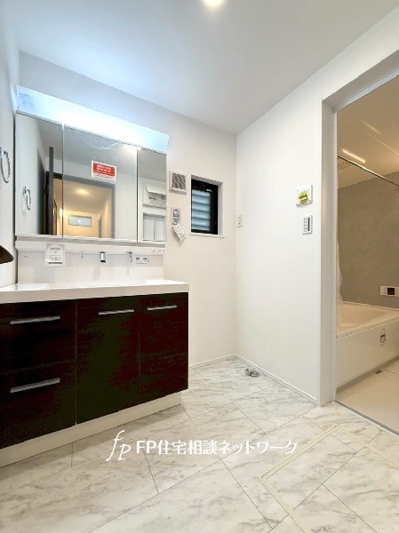 鏡の裏に収納棚を確保した三面鏡を採用。化粧品や歯ブラシなどを機能的に収納し、朝の身支度も快適です。