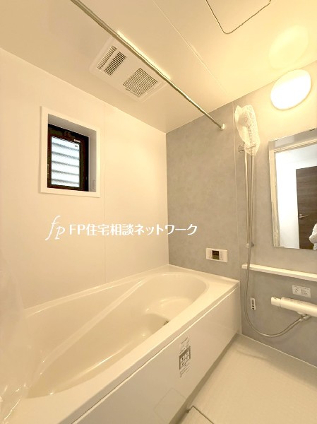 ゆったり入れる1坪タイプの浴室。花粉が気になる季節や雨天時のお洗濯に便利な浴室換気乾燥暖房機付です。