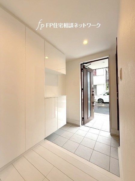 コの字型の玄関収納はカウンターがあるので、写真や絵を飾ったり自分好みのインテリアを楽しめそうですね。