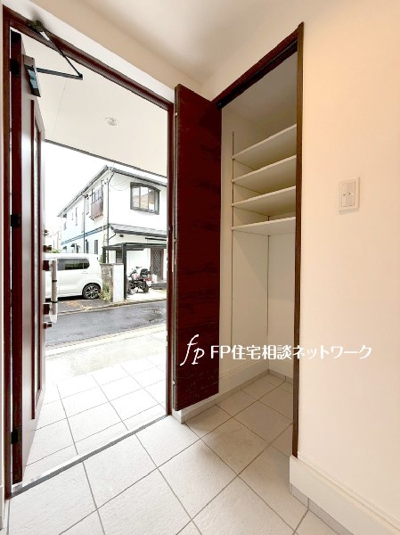 玄関収納の他に土間収納が付いています。アウトドアグッズや子供のスポーツ用品等を入れられ、便利ですね。