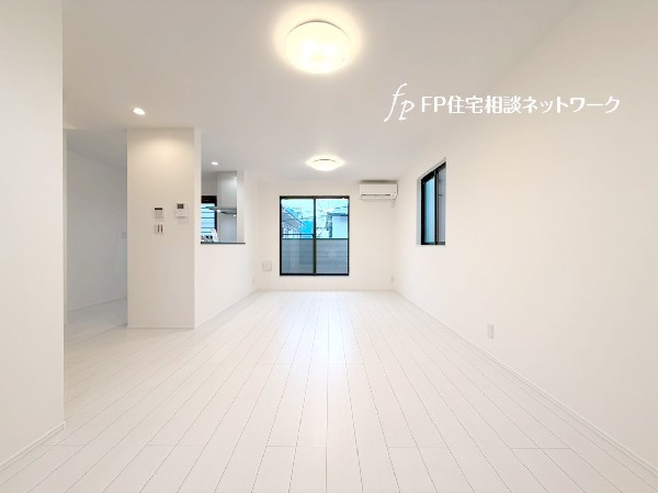 2階リビングは窓が多く日当り良好。人の目を気にせずに寛げます。窓を開ければバルコニーに繋がり開放的。