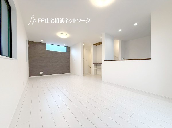 リビングの壁紙にアクセントクロスを取り入れ、シンプルモダンな空間に。インテリアとの相性も良さそう。