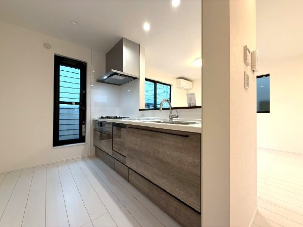 機能性とデザイン性を兼ね備えた嬉しいキッチン。食器洗乾燥機付きなので後片付け楽々。嬉しい浄水器も。