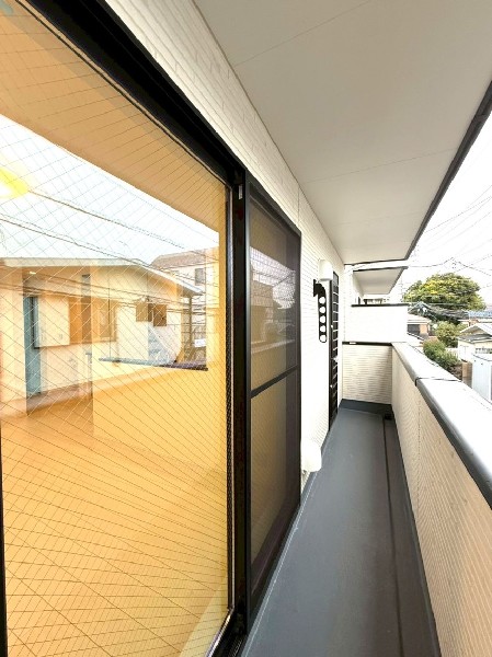 リビングに繋がる東向きバルコニー。掃き出し窓から暖かい光が入ってきて、お部屋全体が明るくなりますね。