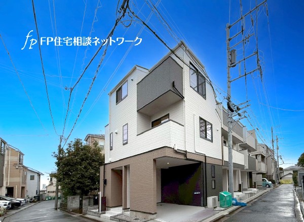 外観:コンビニ、スーパー、幼稚園が徒歩8分以内にあり便利な立地。小学校まで徒歩2分で子育てしやすい住環境。