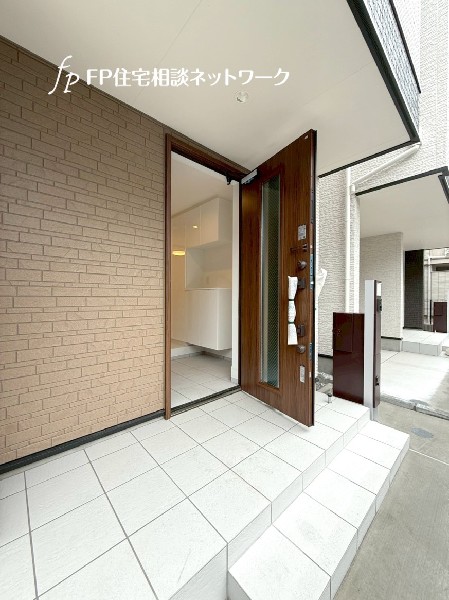 外観:玄関には軒下があり雨でも慌てず支度ができます。玄関横には忙しいご家族に便利な宅配ボックス付門柱を設置