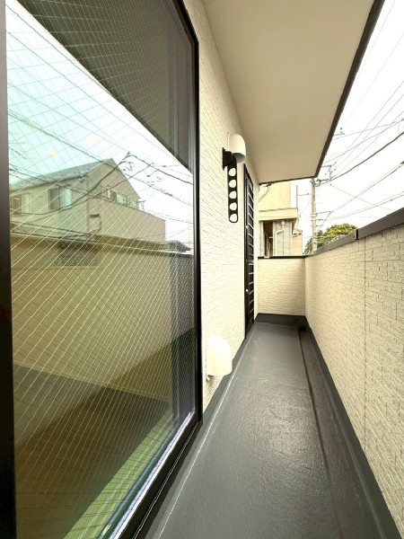 リビングに繋がる東向きバルコニー。掃き出し窓から暖かい光が入ってきて、お部屋全体が明るくなりますね。