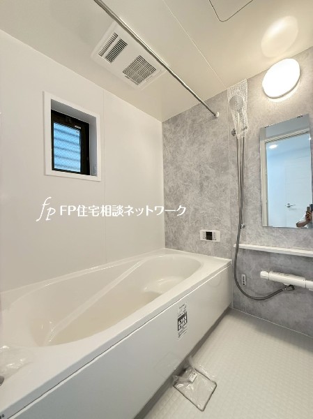 ゆったり入れる1坪タイプの浴室。花粉が気になる季節や雨天時のお洗濯に便利な浴室換気乾燥暖房機付です。