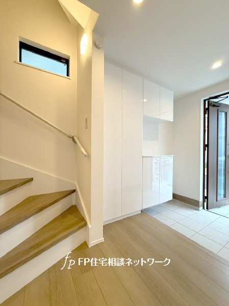 コの字型の玄関収納はカウンターがあるので、写真や絵を飾ったり自分好みのインテリアを楽しめそうですね。