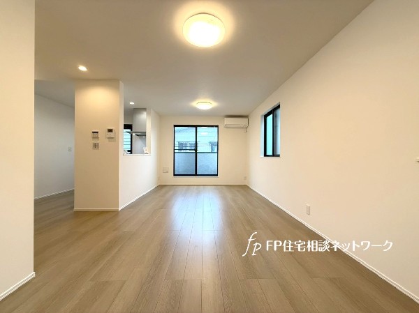 2階リビングは窓が多く日当り良好。人の目を気にせずに寛げます。窓を開ければバルコニーに繋がり開放的。