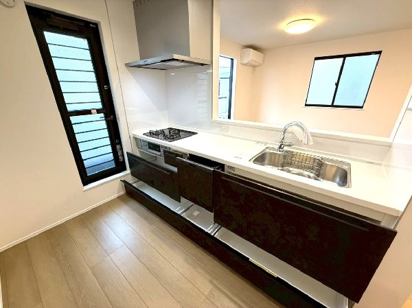 機能性とデザイン性を兼ね備えた嬉しいキッチン。食器洗乾燥機付きなので後片付け楽々。嬉しい浄水器も。