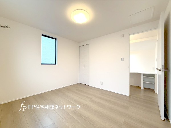 光を取り込みやすい2面採光の居室は日当たり良好です。クローゼットの完備で収納スペースも十分。