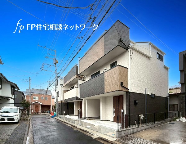 外観:ナチュラルトーンを基調にした落ち着いた外観。アクセントカラーで外壁を分けることで立体感が生まれます。