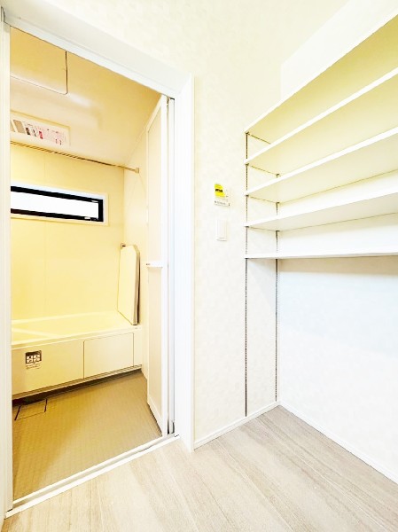 収納場所を確保するのが難しい洗面室もばっちりの収納力。家族それぞれのバスグッズなども十分しまえます。