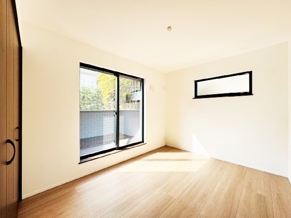 2面採光でお部屋の隅々まで明るい印象の居室。おひさまの光を、爽やかな風をたっぷりと取り込めます。