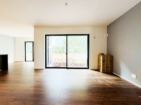 リビングには南西に面した大きな窓があり、広がりを感じます。明るいリビングがご家族団欒の時を作ります。